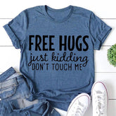Camiseta com slogan feminino com estampa de letras da moda de abraços grátis